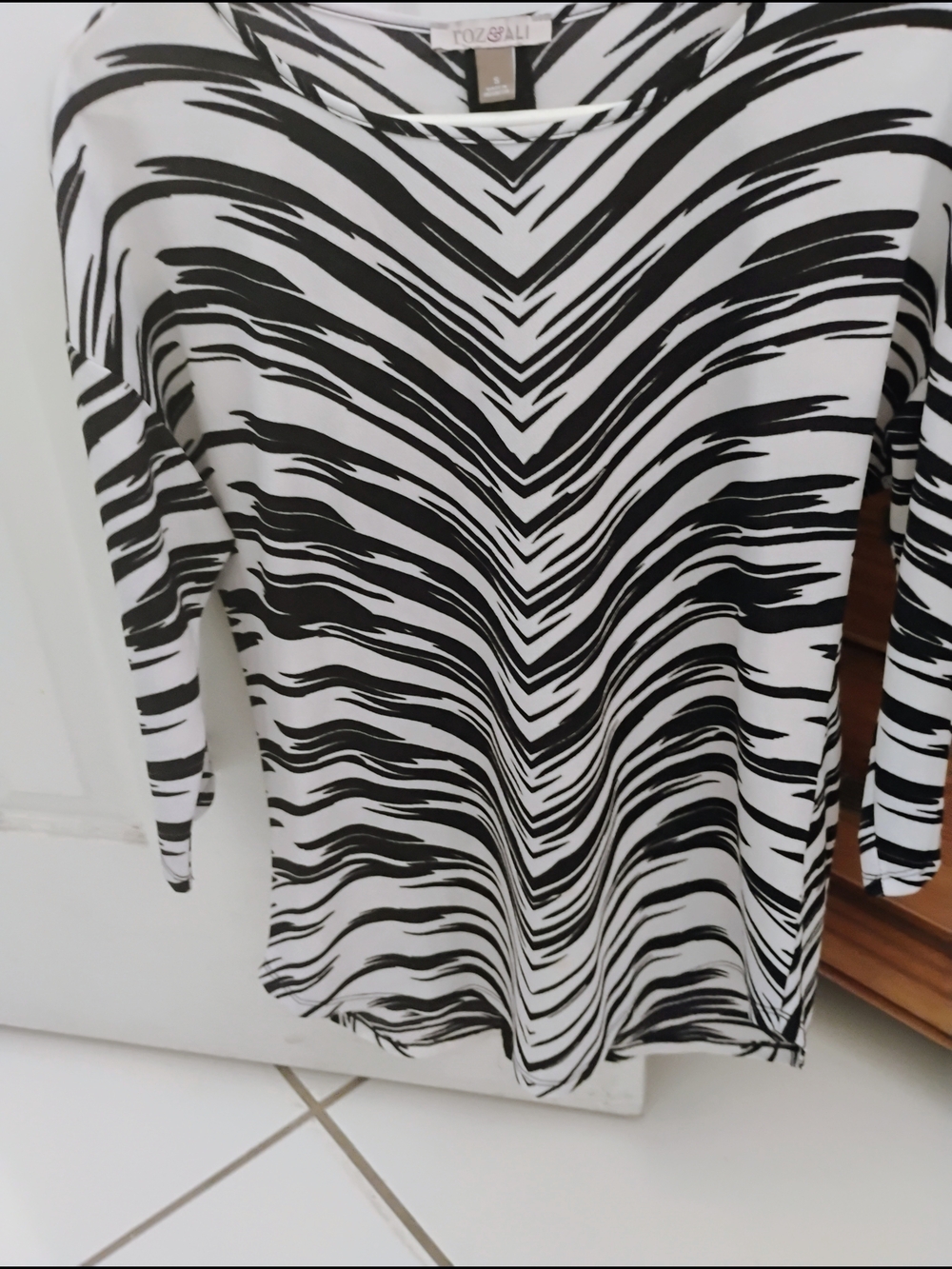 Roz & Ali Black and White Striped V-Pattern Long Sleeve Tee